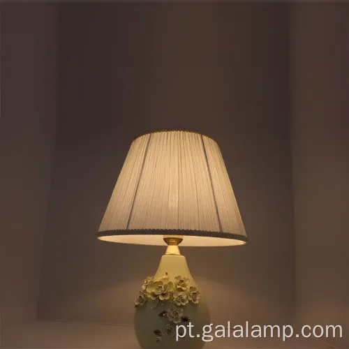 Lâmpada decorativa de ouro luxuosa com design de cerâmica